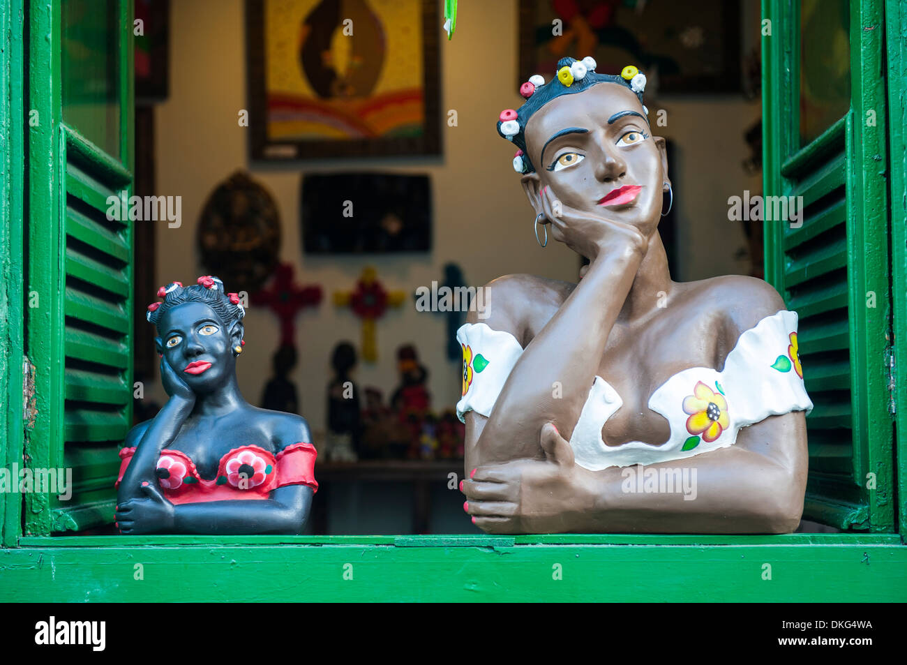 Traditionelle Puppen in einem Fenster in São João del Rei, Minas Gerais, Brasilien, Südamerika Stockfoto