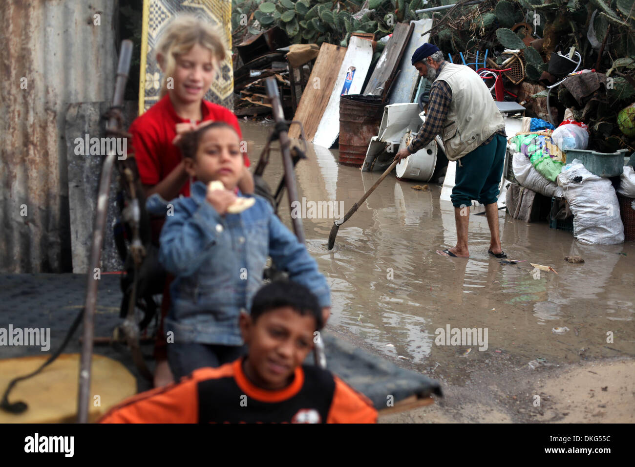 Gaza, Palästinensische Gebiete. 5. Dezember 2013. Ein palästinensischer Mann nimmt das Wasser in ihrem Hause nach sintflutartigen Regenfällen in Gaza-Stadt, am 5. Dezember 2013.Photo: Majdi Fathi/NurPhoto Credit: Majdi Fathi/NurPhoto/ZUMAPRESS.com/Alamy Live News Stockfoto