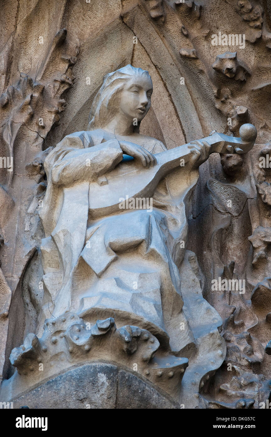 Plastische Details der Krippe Fassade, Mädchen spielen laute, Sagrada Familia, Barcelona, Katalonien, Spanien Stockfoto