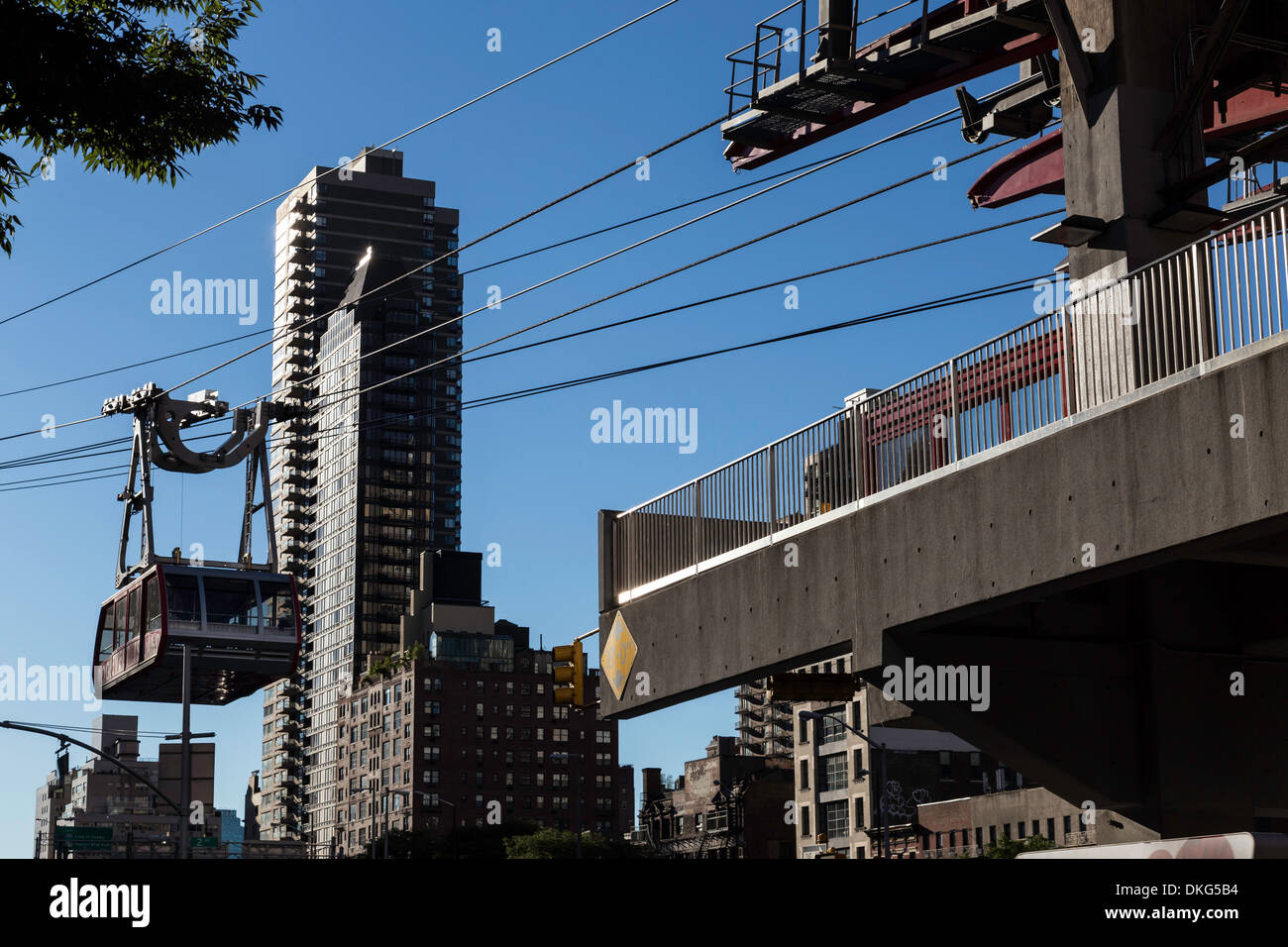 Roosevelt Island Tram an der Ed Koch Queensboro Brücke überquert den East River, NYC Stockfoto