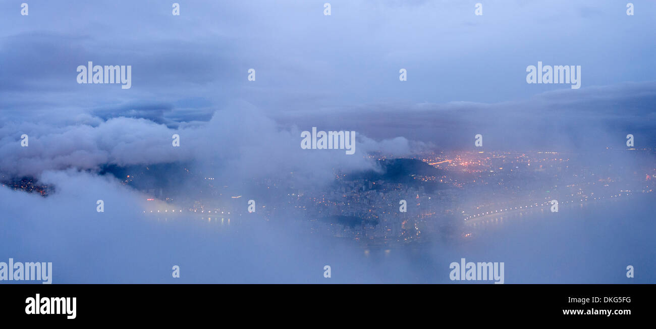 Brasilien, Rio De Janeiro: Blick vom Zuckerhut in Richtung Rio "Nebel bedeckt Stadtzentrum entfernt. Stockfoto
