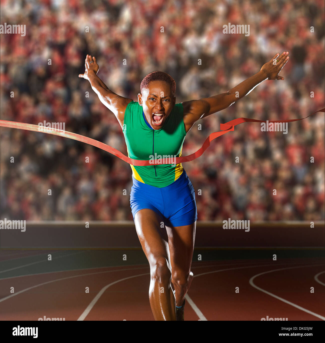 Junge Frau, die durch die Gewinner-Band im Stadion sprinten Stockfoto