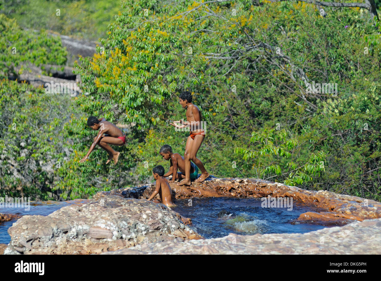 Chapada Diamantina, Lencois, Bahia, Brasilien: Kinder spielen und Schwimmen in einem der vielen Rio Lencois Naturpools. Stockfoto