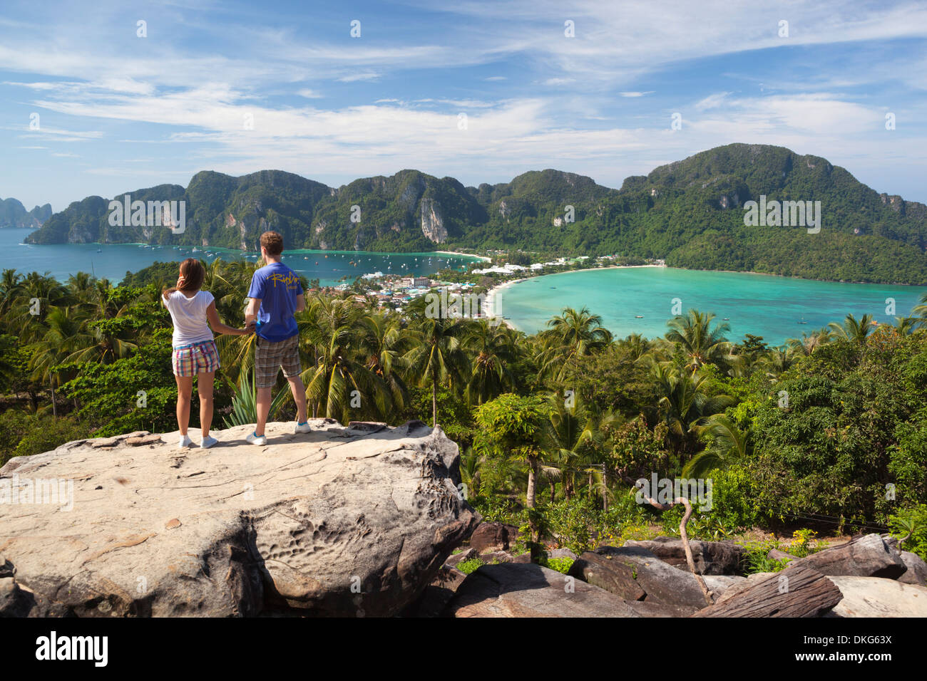 AO Ton Sai und Ao Dalam Buchten aus Sicht, Koh Phi Phi, Provinz Krabi, Thailand, Südostasien, Asien Stockfoto