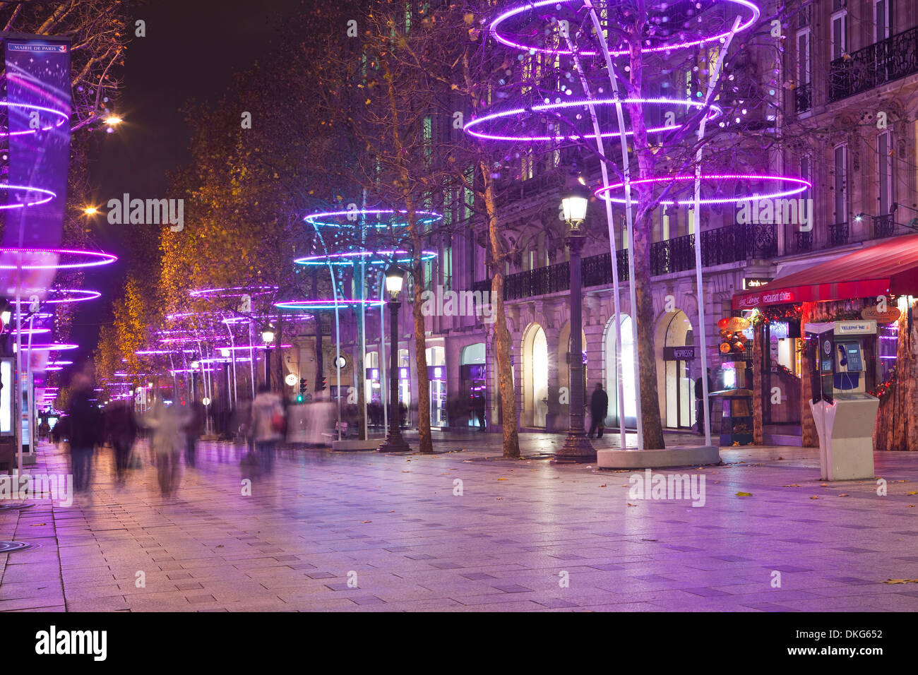 Weihnachtsdekorationen entlang der Champs-Elysees in Paris, Frankreich, Europa Stockfoto
