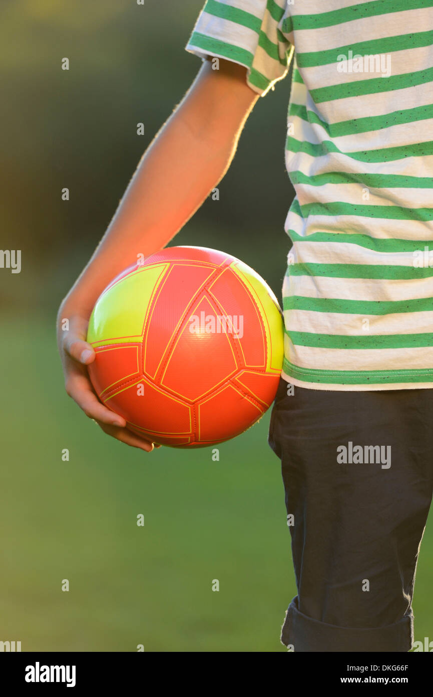 Fußball stehen -Fotos und -Bildmaterial in hoher Auflösung – Alamy