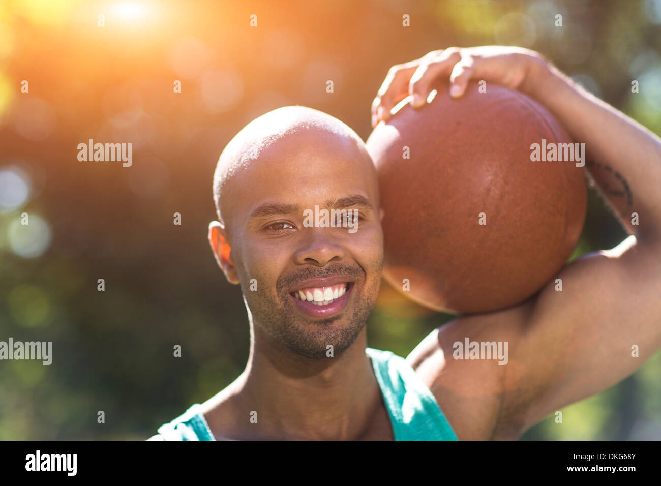 Porträt des jungen Mannes hält basketball Stockfoto