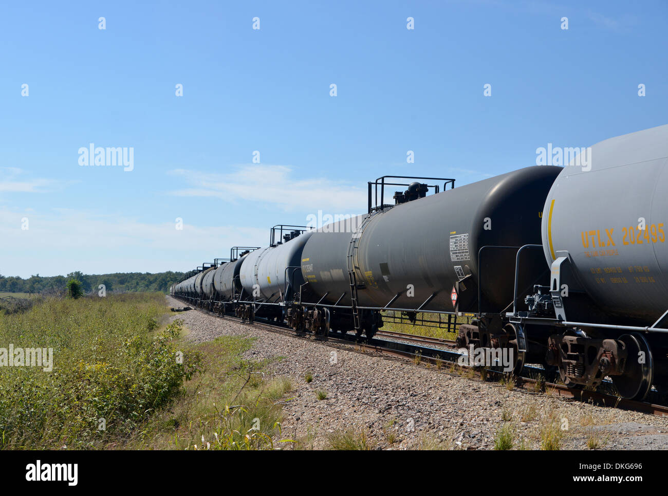 Amerikanischen Tanker-Wagen-Zug erstreckt sich in die Ferne, Oklahoma auf der alten Route 66 Regenbogenstraße Stockfoto