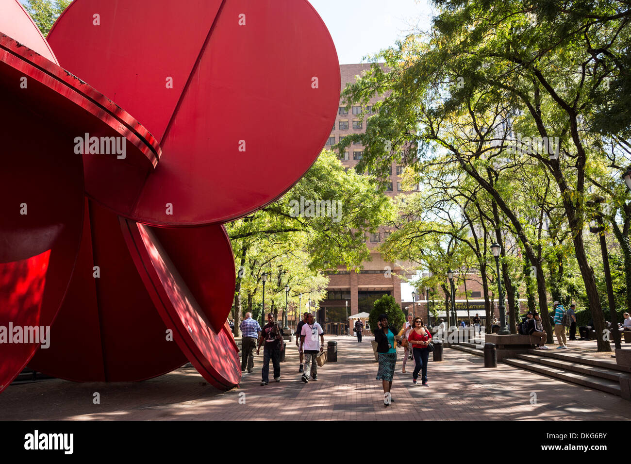 5 in 1, abstrakte Kunst-Skulptur im Freien in One Police Plaza mit U.S. Courthouse, NYC Stockfoto
