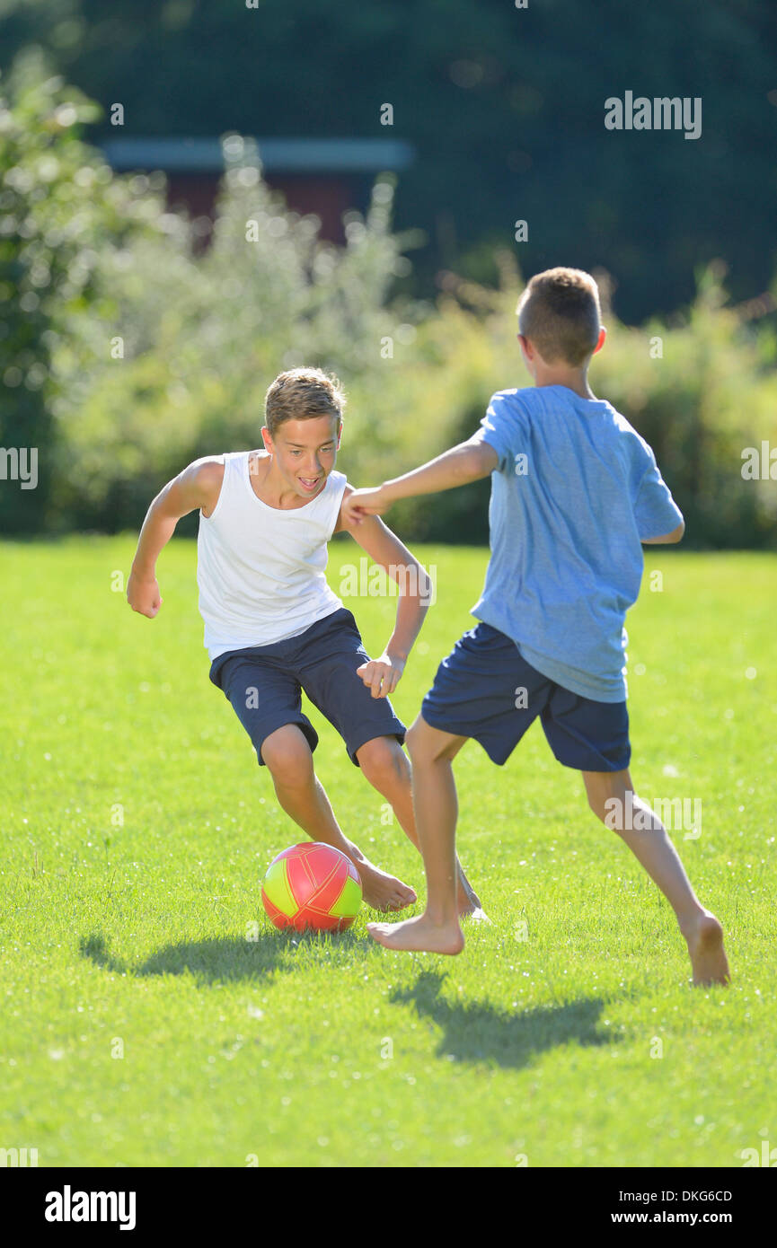 Teenager, die fußball spielen -Fotos und -Bildmaterial in hoher ...