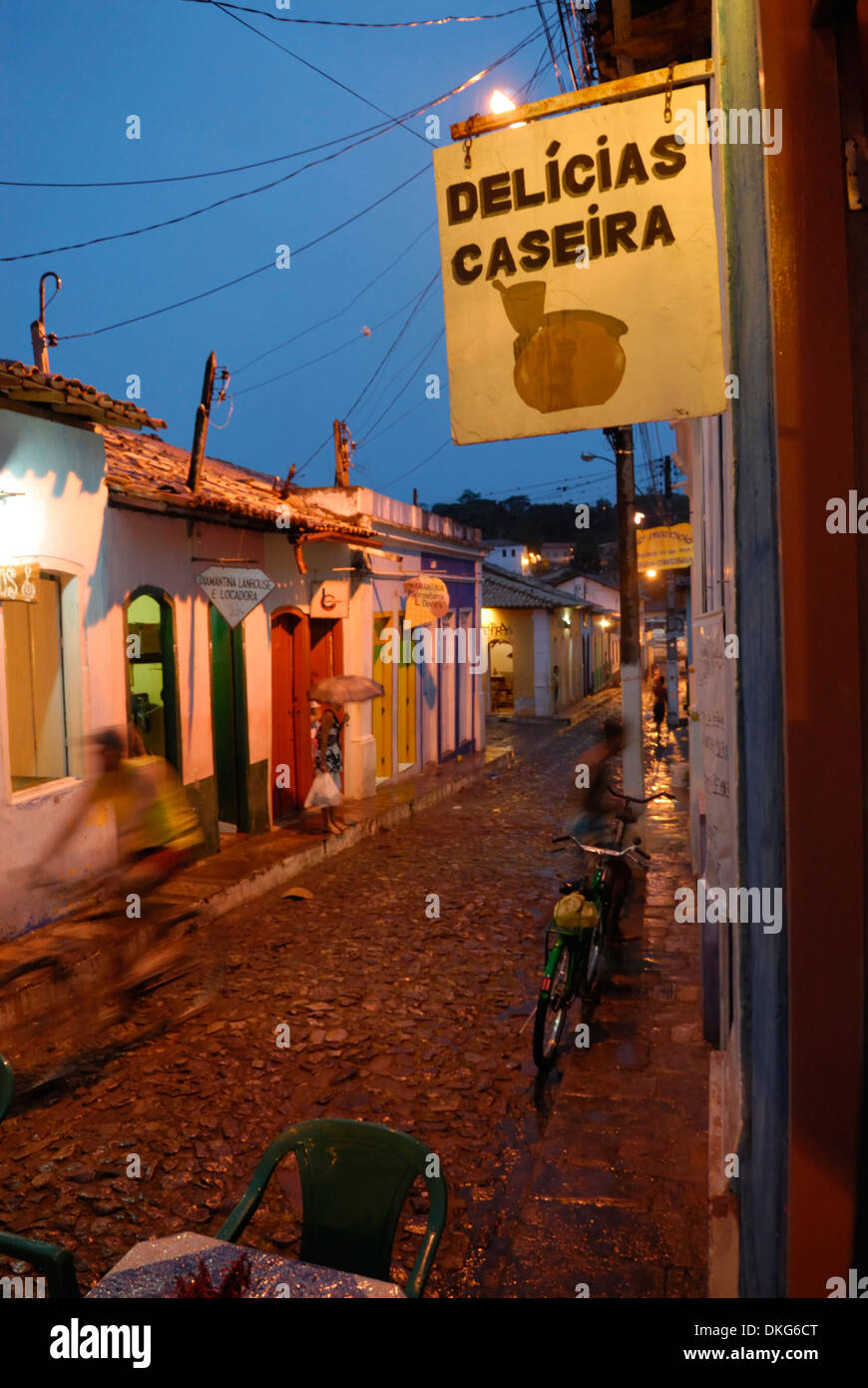 Brasilien, Bahia, Lencois. Charmante Atmosphäre in Lencois kleine Einkaufsstraßen nach dem Gewitter. Stockfoto