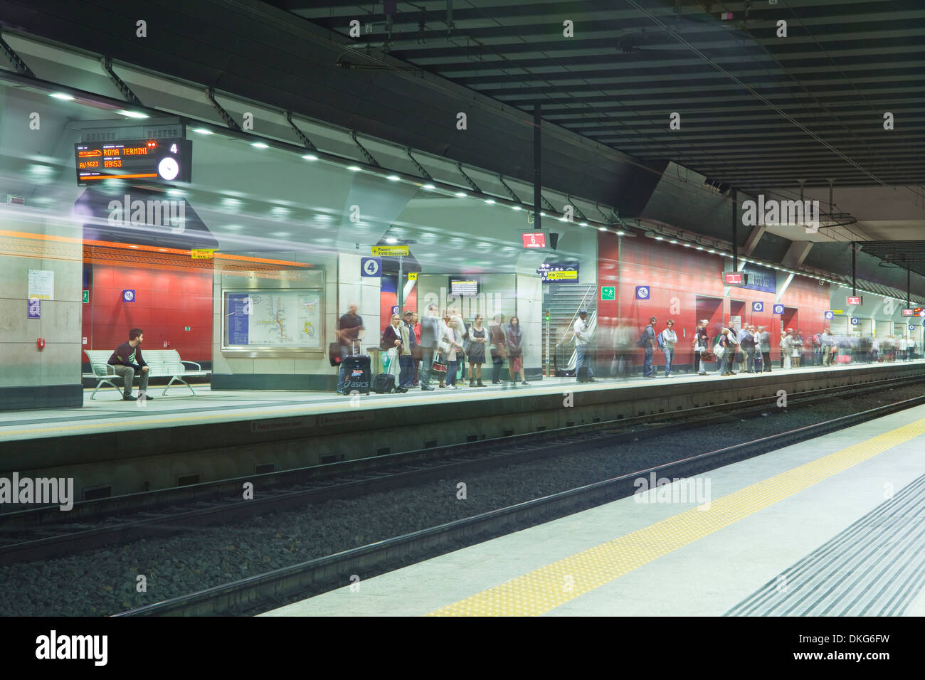 Menschen warten auf einen zug Fotos und Bildmaterial in hoher