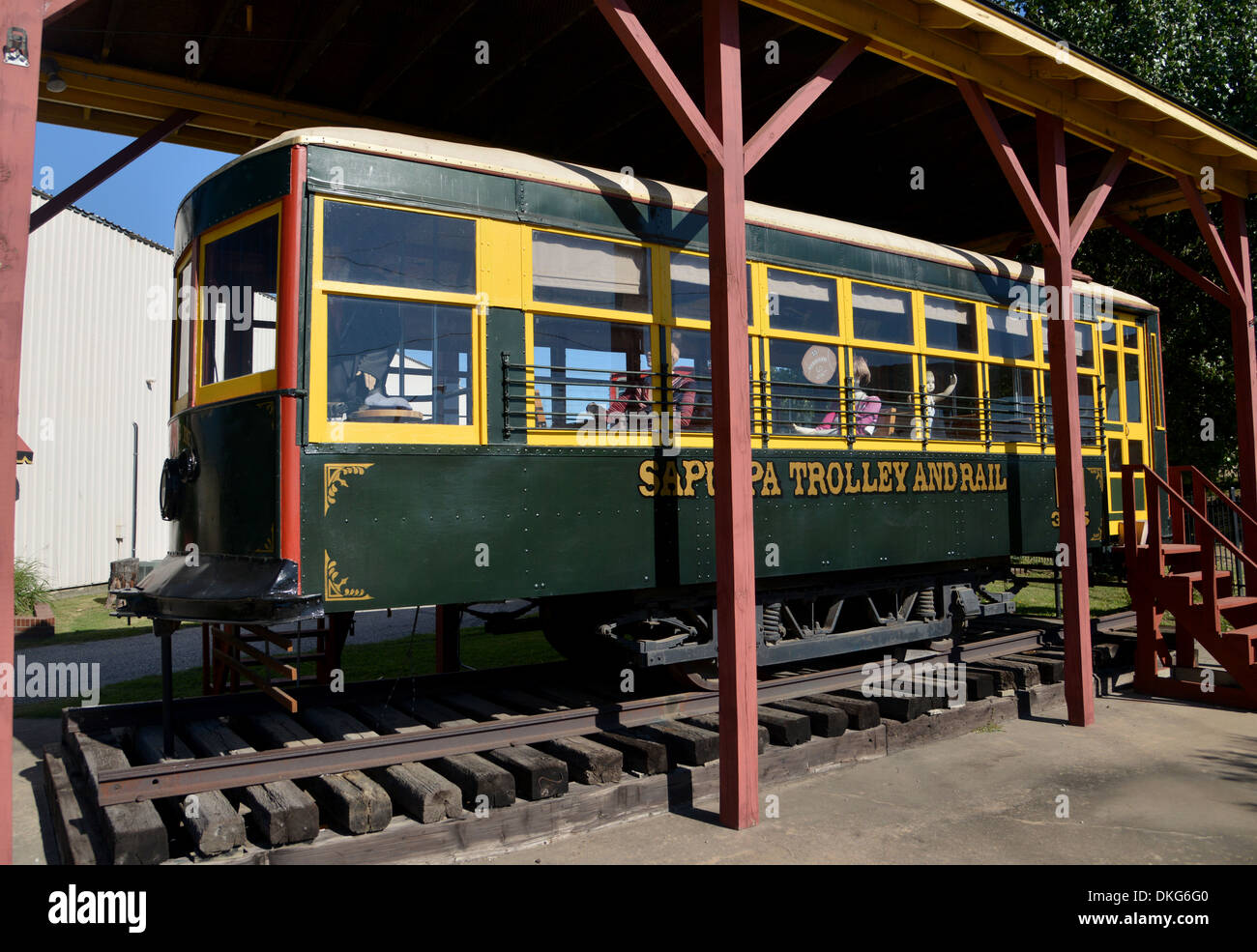 Wagen auf dem Display an der Sapulpa Trolley und Eisenbahnmuseum in Oklahoma auf der alten Route 66 Stockfoto