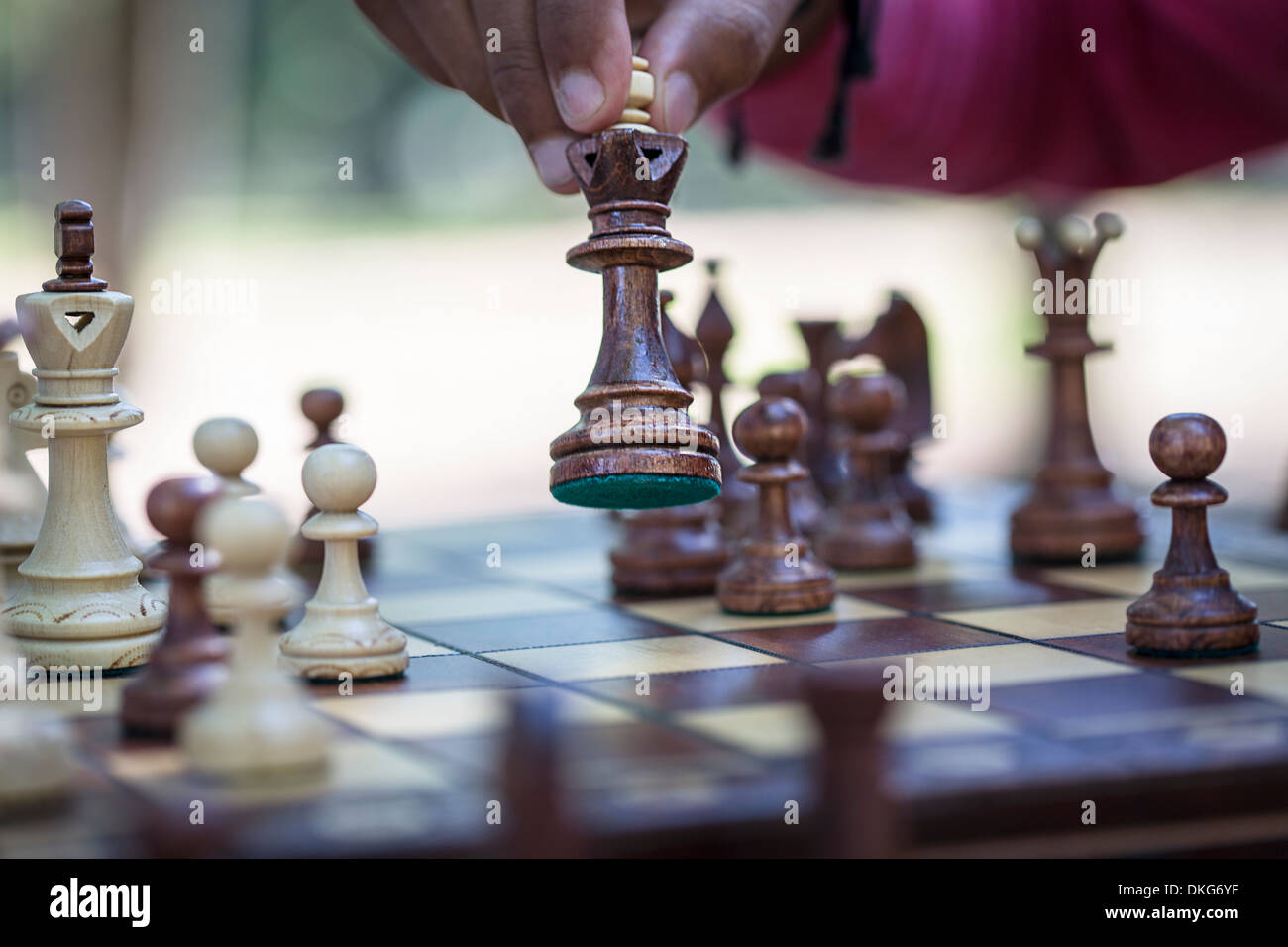 Hand bewegen Schachfigur an Bord, Nahaufnahme Stockfoto