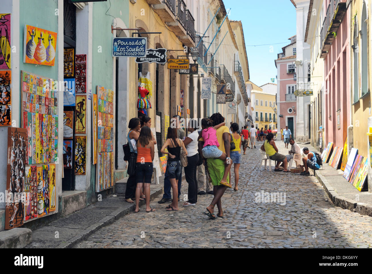 Brasilien, Bahia, Salvador: Touristen in Pelourinho, die wunderschön restaurierte Altstadt von Salvador de Bahia. Stockfoto