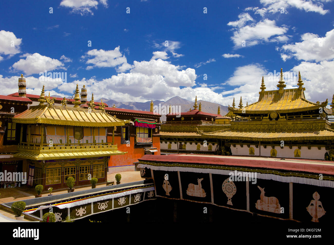 Jokhang-Tempel, der am meisten verehrte religiöse Struktur, Lhasa, Tibet, China, Asien Stockfoto