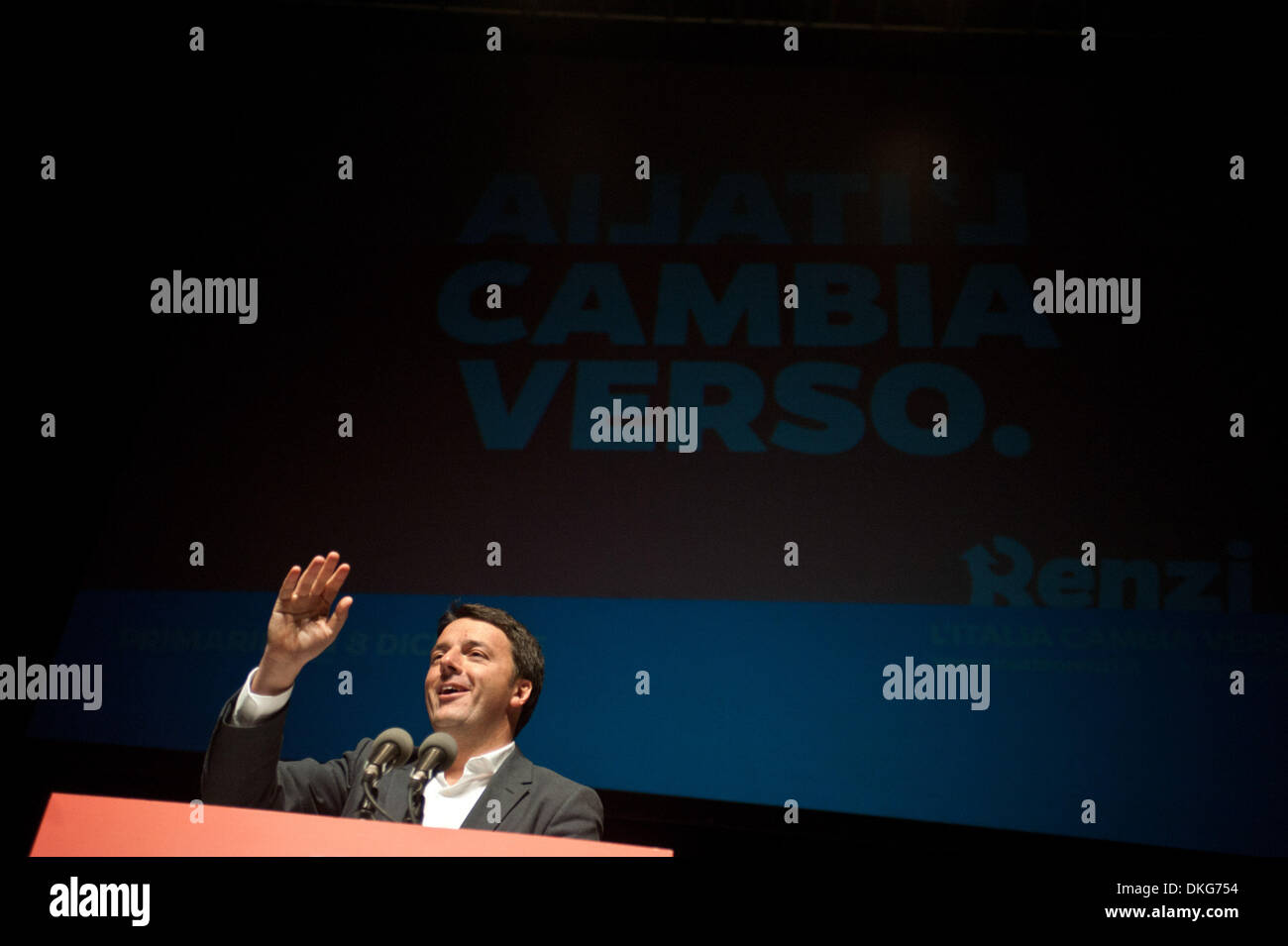 Bologna, Italien. 4. Dezember 2013. Die Rede von Matteo Renzi während des Besuchs in Bologna, am 4. Dezember 2013 für seine Kampagne für die Vorwahlen der Demokratischen Partei. Umfragen zufolge ist er der Favorit für die Rennsekretariats. : Bildnachweis Michele Lapini/NurPhoto: Michele Lapini/NurPhoto/ZUMAPRESS.com/Alamy Live-Nachrichten Stockfoto