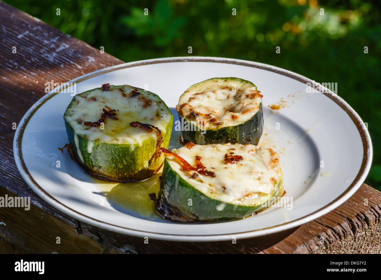 Julienne von Pilzen in eine kokette von zucchini Stockfoto