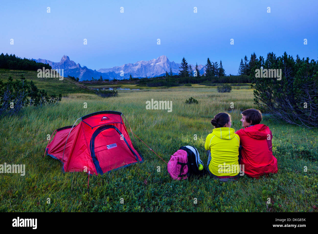 Junges Paar camping in den Bergen, Bischofsmuetze, Gosaukamm und Dachstein, Salzburger  Land, sterreich, Europa Stockfotografie - Alamy