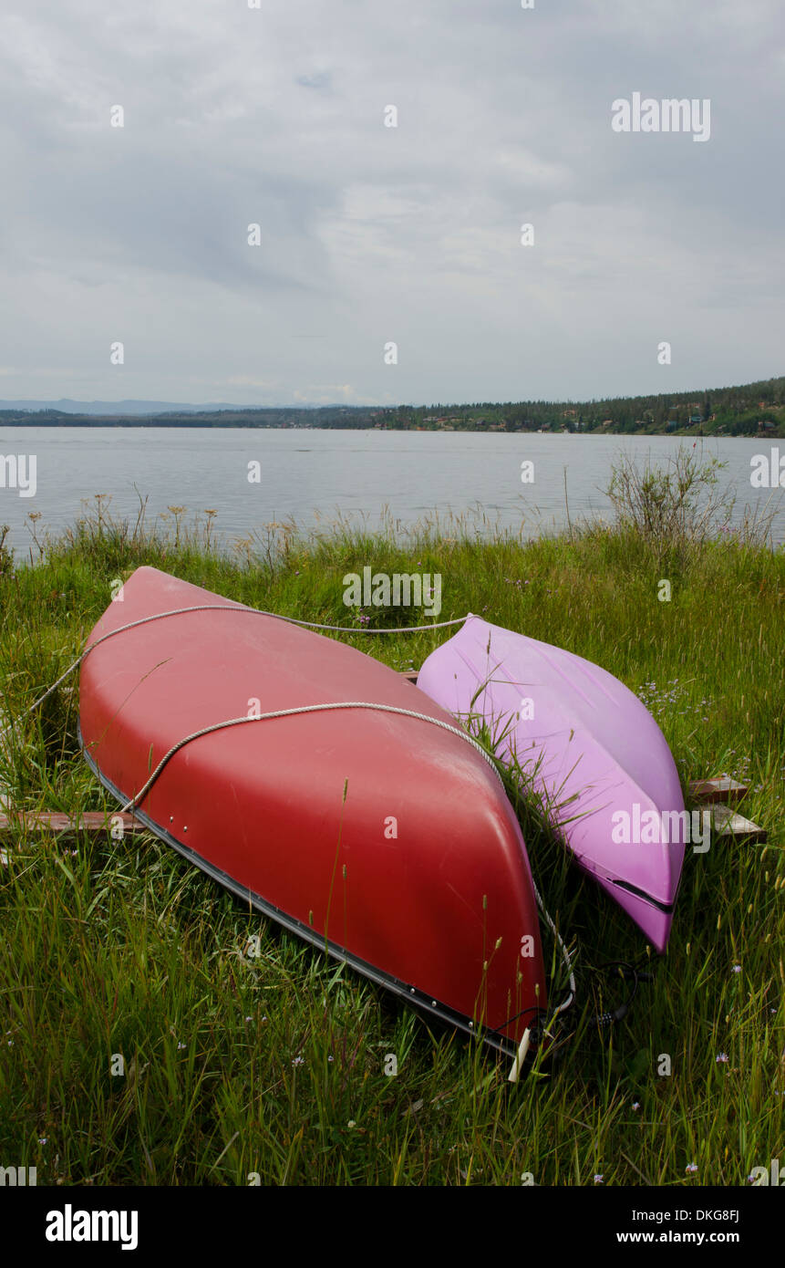 Zwei Kanus wurden trocken angedockt am Ende des Sommers auf Grand Lake in der Nähe von Rocky Mountain National Park. Stockfoto