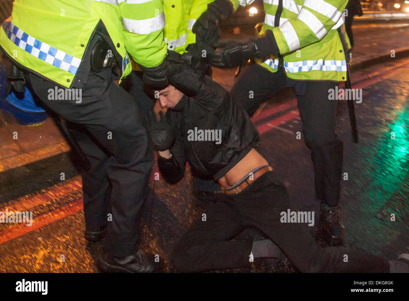 London, 5. Dezember 2013. Polizei und Studenten engagiert in Schlägereien wie Unitversity of London Schüler eine Cops Off Campus-Demonstration nach der Verhaftung ihrer Gewerkschaftsführer vor zwei Wochen statt. Bildnachweis: Paul Davey/Alamy Live-Nachrichten Stockfoto