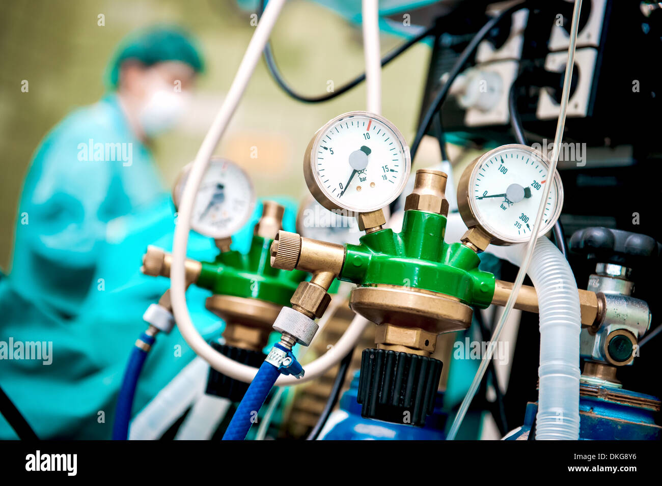 Manometer mit Druckminderer im Krankenhaus Stockfoto Manometer mit Druckminderer im Krankenhaus Stockfoto