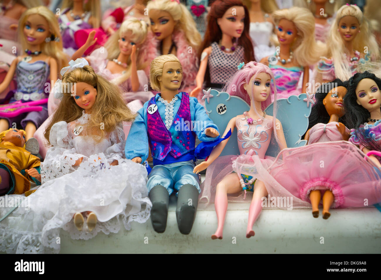 Barbies auf Flohmarkt Stockfotografie - Alamy