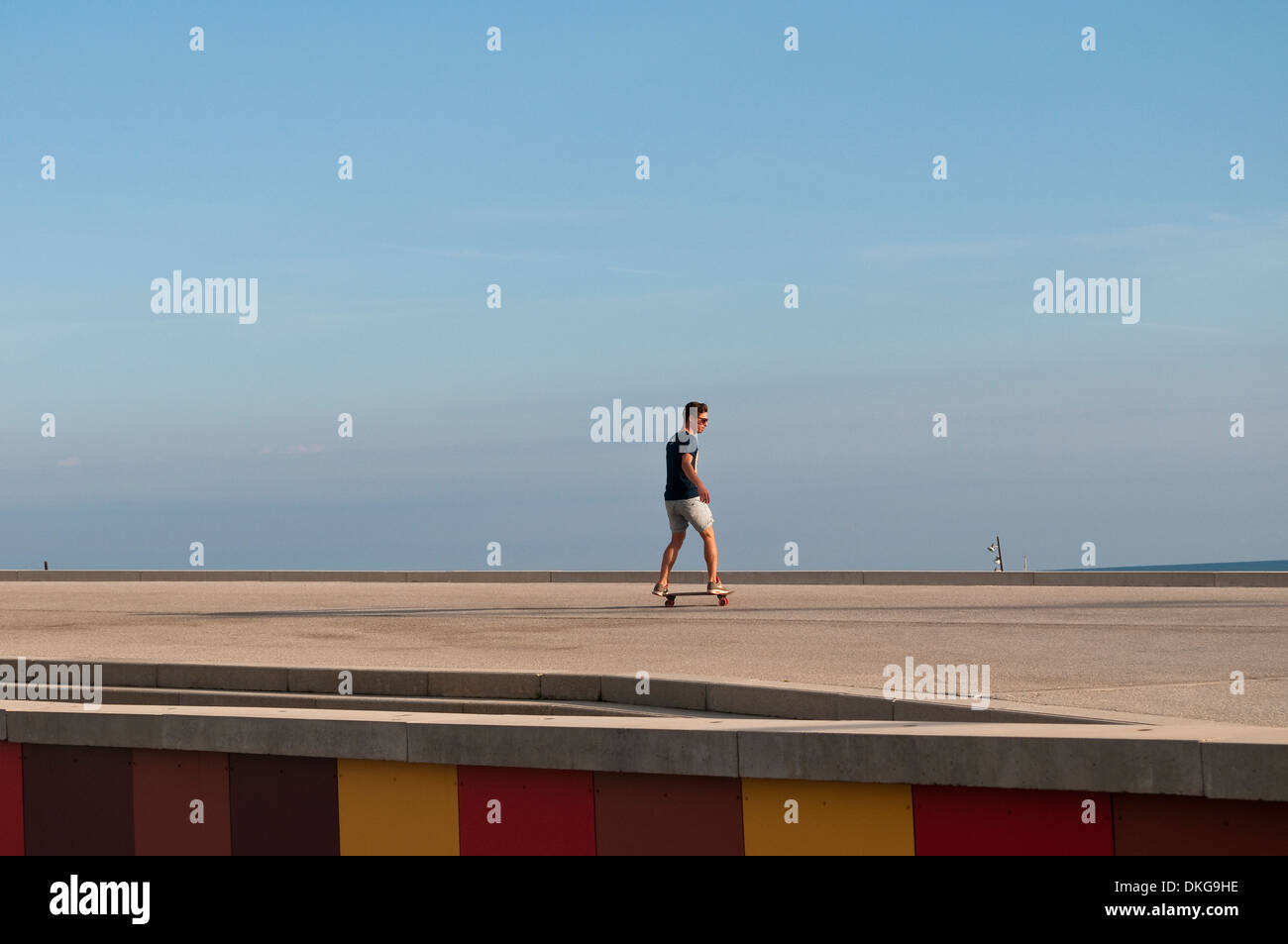 Man Rollschuhlaufen, Parc del Forum, Barcelona, Katalonien, Spanien Stockfoto