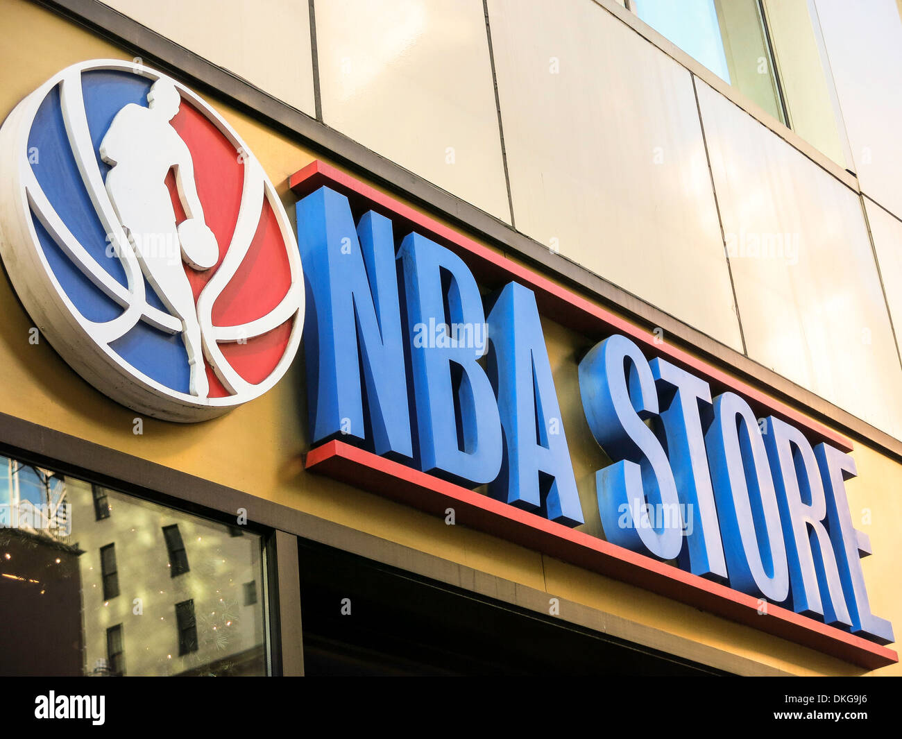 NBA-Storefront Zeichen und Logos, Fifth Avenue, New York Stockfoto