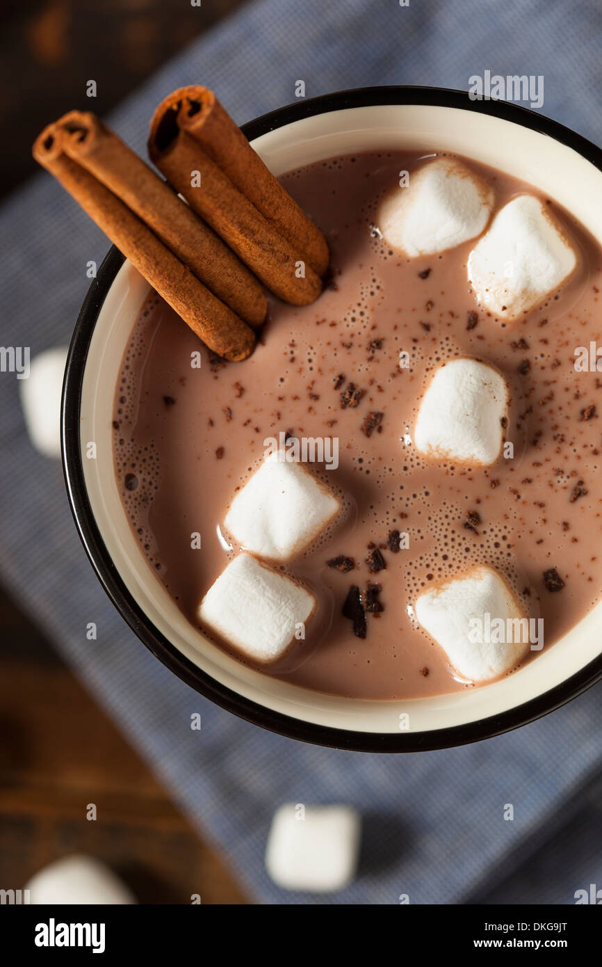 Gourmet Heisse Schokolade Milch Mit Zimt Und Marshmallows Stockfotografie Alamy