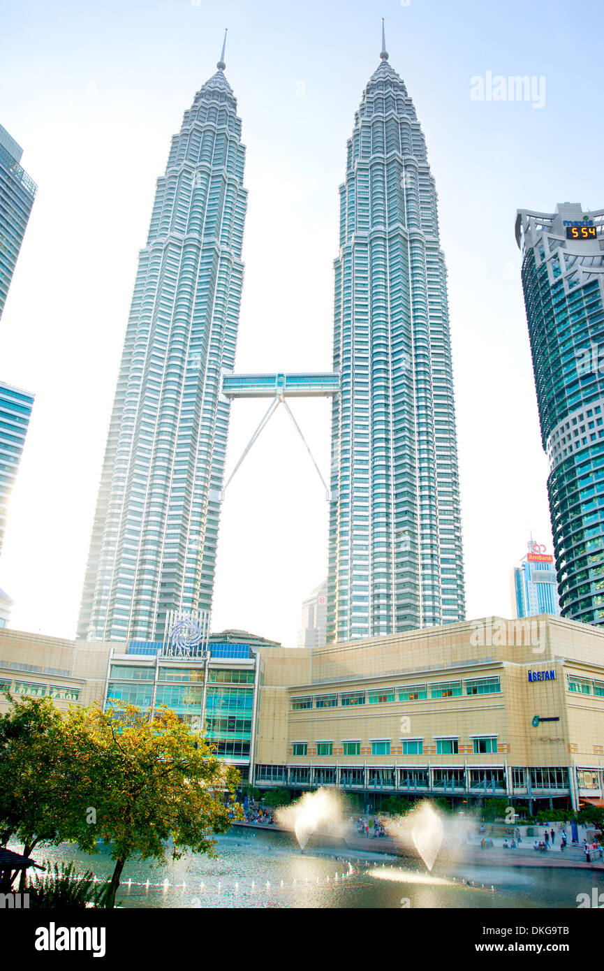 Blick auf die Petronas Twin Towers in Kuala Lumpur, Malaysia. Petronas sind die höchsten Twin-Gebäude der Welt (451,9 m) Stockfoto