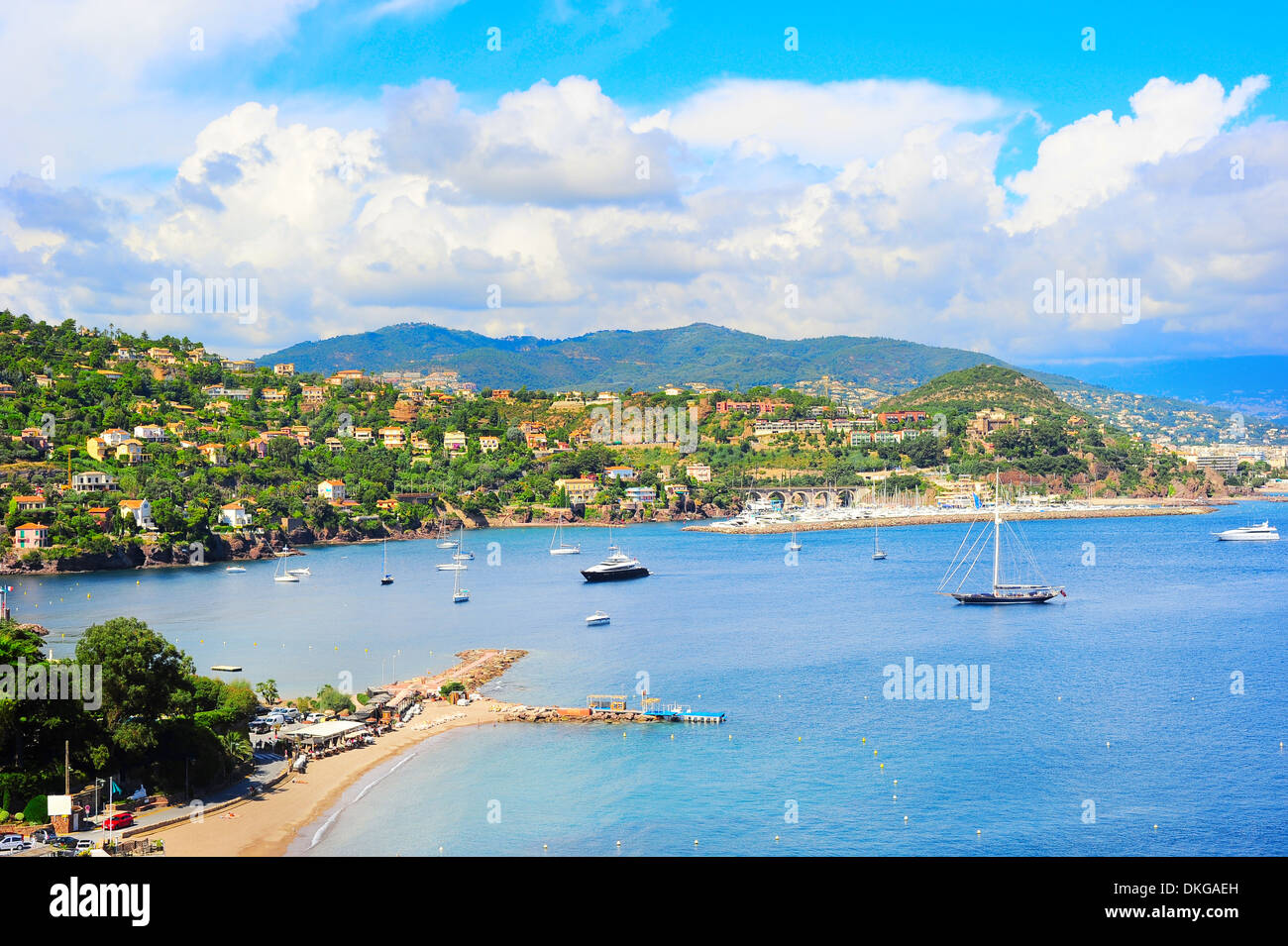 Panoramablick aufs Meer, die Bucht, Yachten und Boote. Französische Riviera, Azure Küste oder Cote d Azur, Provence, Frankreich Stockfoto