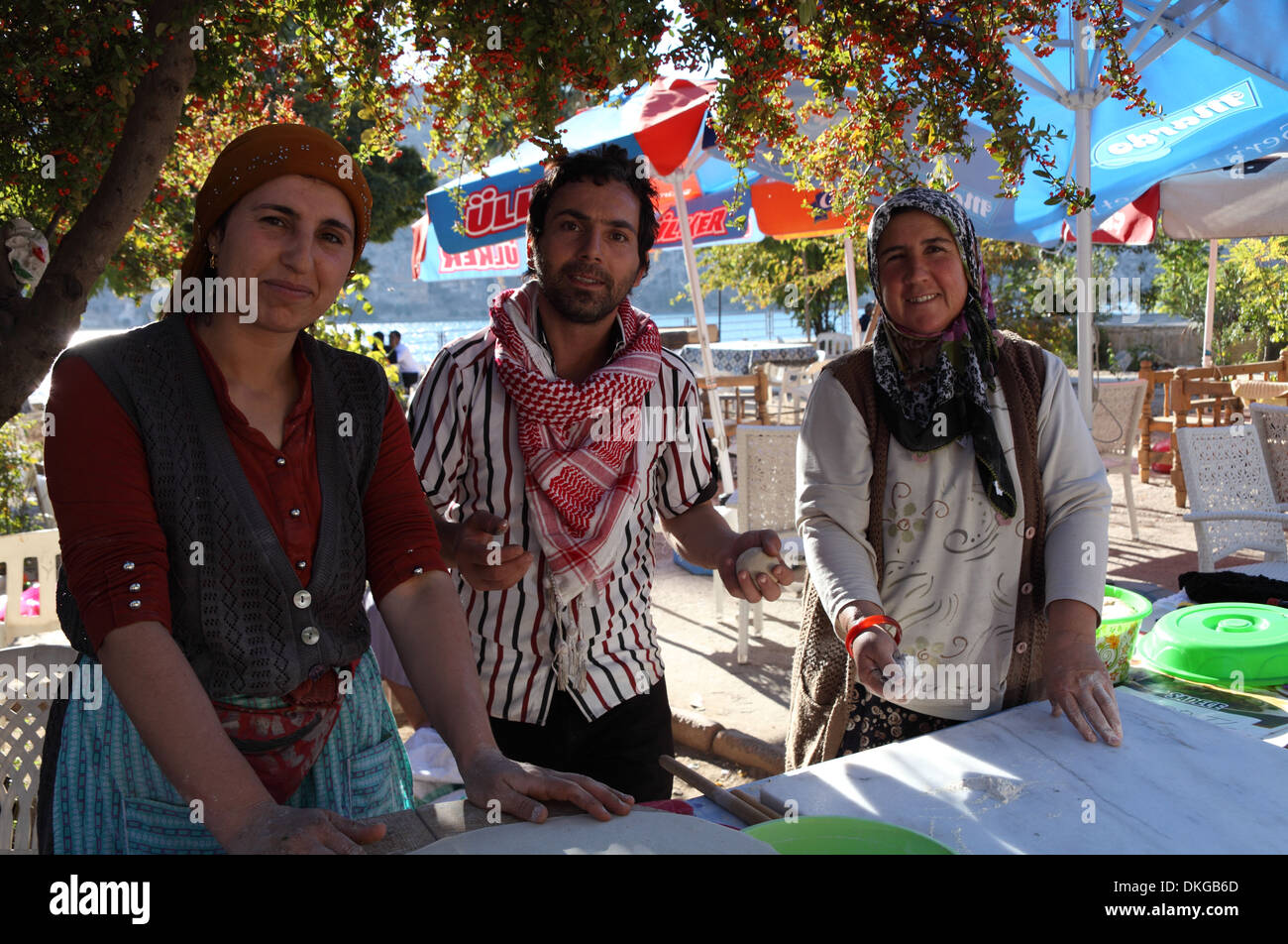 Drei Dorfbewohner die Gözleme in Halfeti, Şanlıurfa Provinz, Süd-Ost-Türkei Stockfoto
