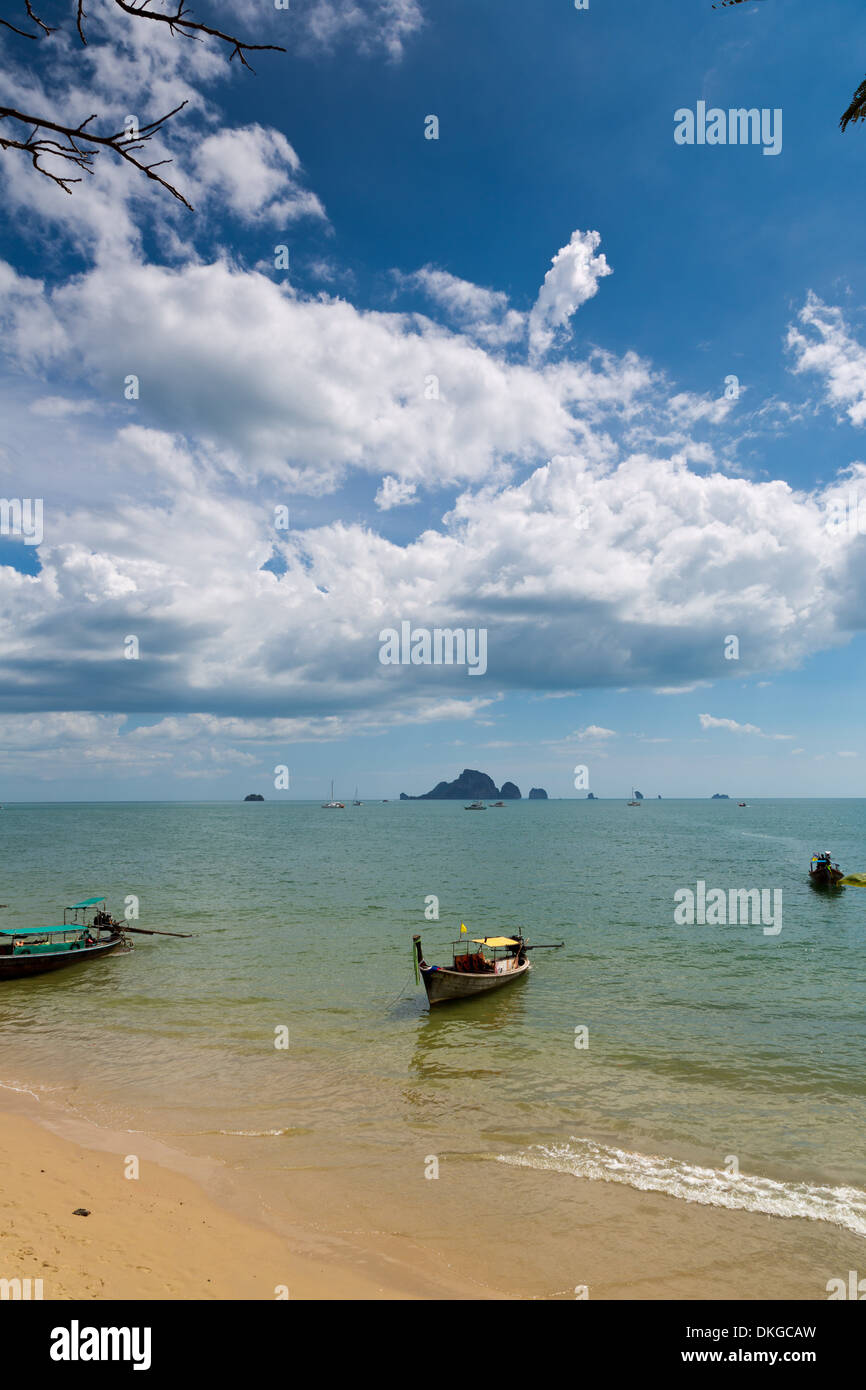 Traditionellen Fähren am Ao Nang Beach, Krabi, Thailand Stockfoto