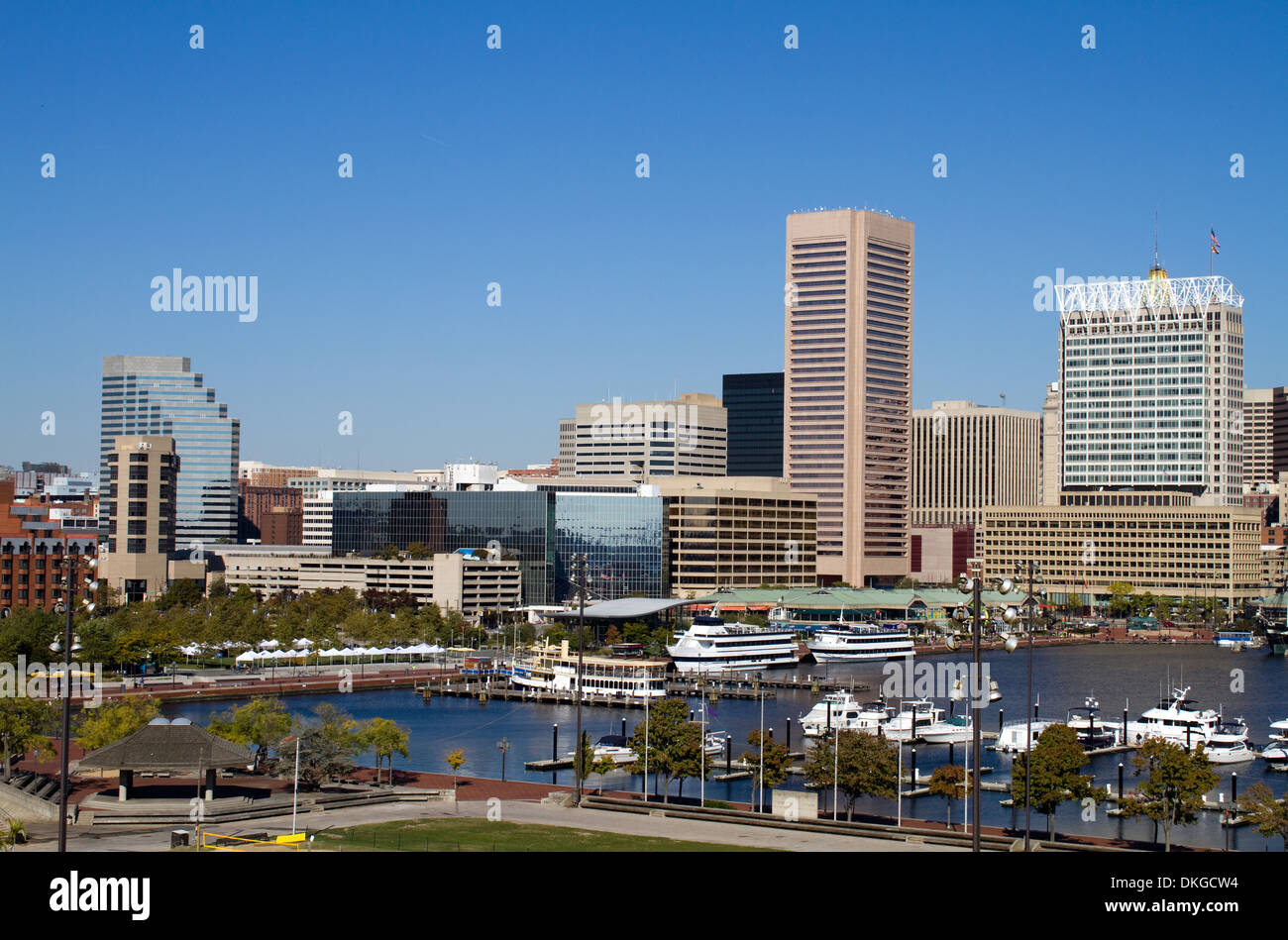Die Innenstadt von Baltimore, Maryland Innenhafen Skyline der Stadt mit der Marina, Gebäuden und an einem klaren sonnigen Tag. Stockfoto