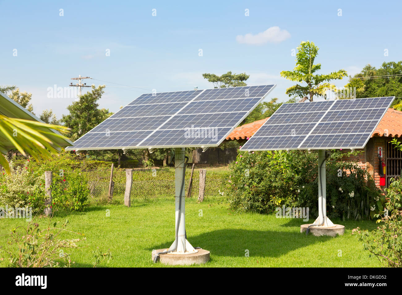 Panel von Solarbatterien im Garten Stockfoto