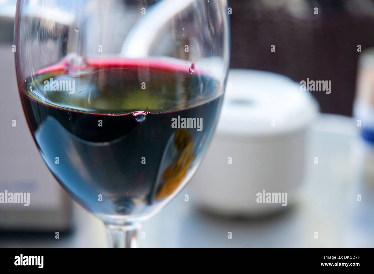 Glas Rot Wein, in der Nähe anzeigen. Stockfoto