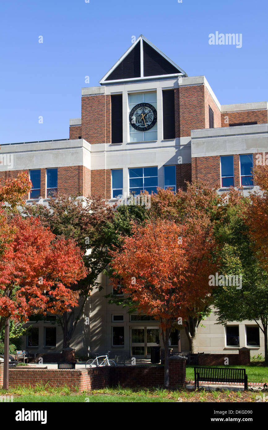 Modernes Gebäude auf dem Campus der University of Maryland in College Park, MD, USA mit Herbstlaub. Stockfoto