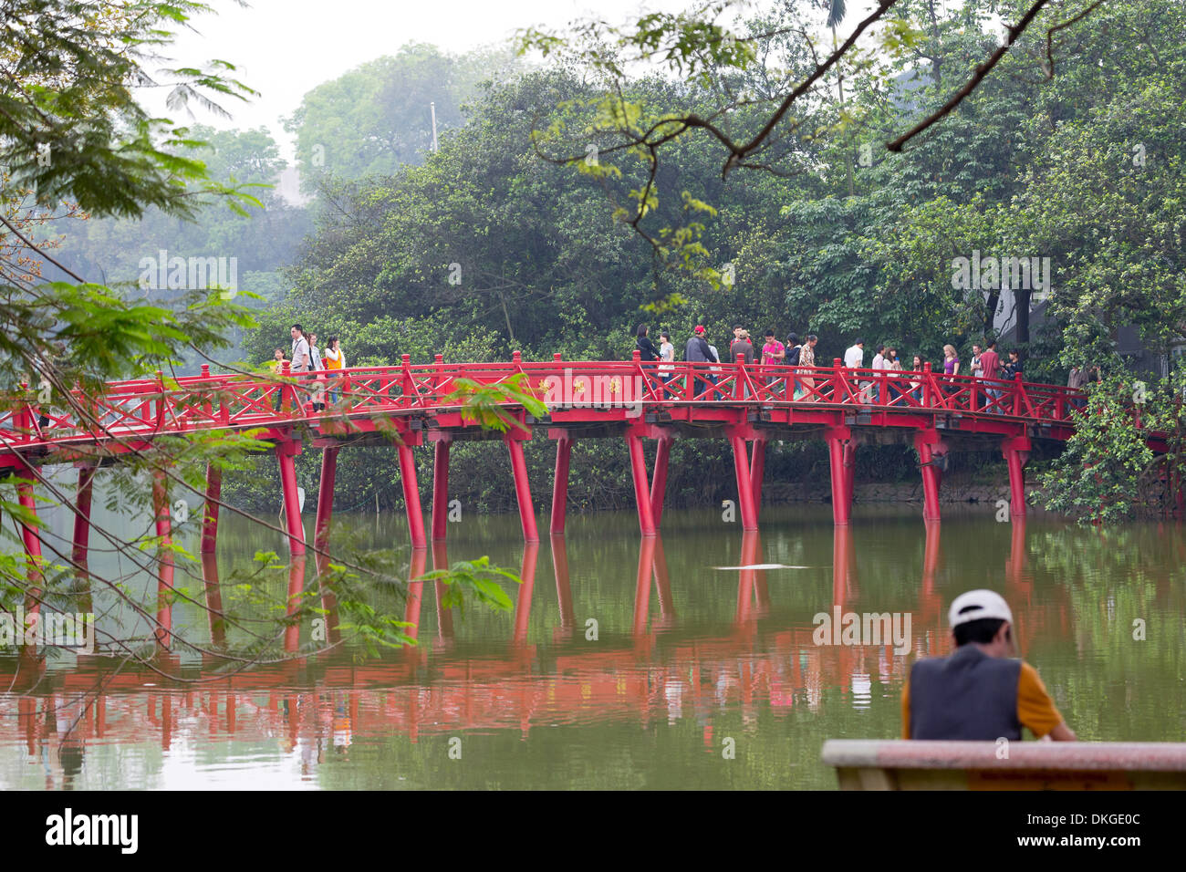 Rot-Eisenbrücke zum Tempel der Jade in Hanoi, Vietnam Stockfoto