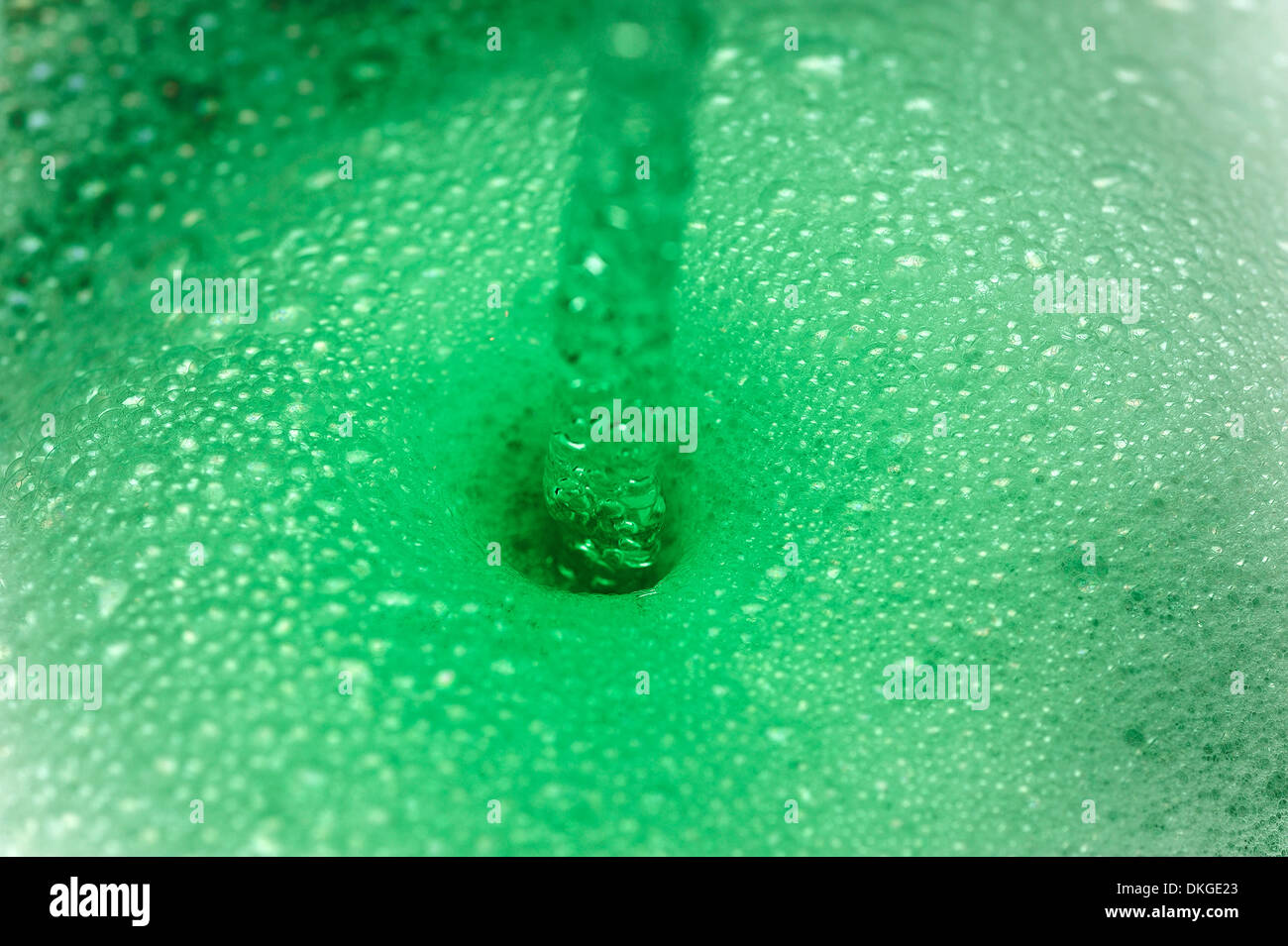 Waschbecken Sie mit Grün Spülmittel füllen Stockfoto