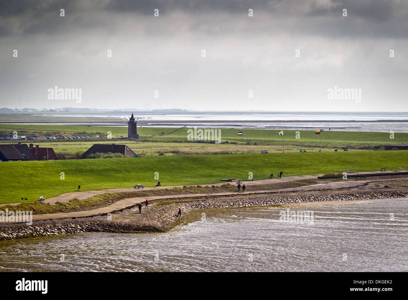 Blick über Dagebuell mit Leuchtturm und Deich, Schleswig-Holstein, Deutschland Stockfoto