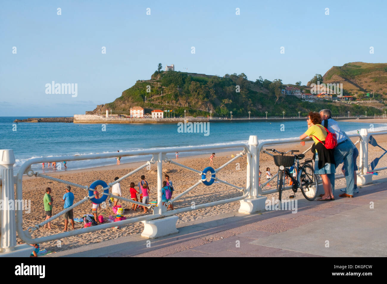 Älteres Paar an der Promenade. Santa Marina Beach, Ribadesella, Asturien, Spanien. Stockfoto