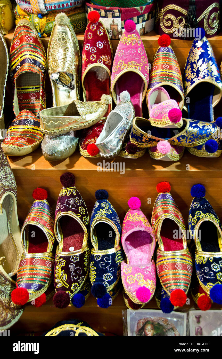 Traditionelle Schuhe auf dem großen Basar in Istanbul, Türkei Stockfoto