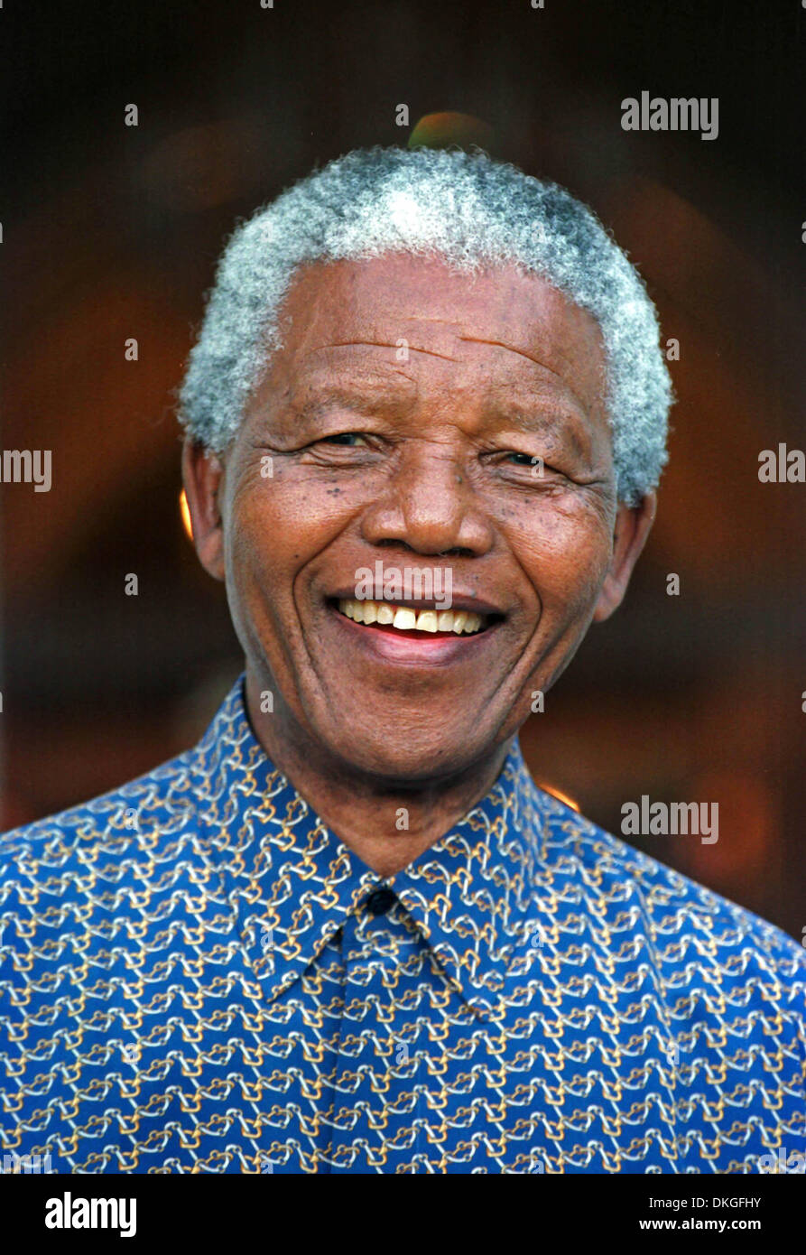 Datei-PICS: 5. Dezember 2013-Südafrikas erster schwarzer Präsident und Anti-Apartheid-Ikone NELSON MANDELA gestorben ist, sagt Präsident Südafrikas. Nelson Mandela, 95, führte Südafrikas Übergang von der Herrschaft der weißen Minderheit in den 1990er Jahren, nach 27 Jahren im Gefängnis. Er hatte intensiv hausbasierten medizinische Versorgung für eine Lungenentzündung nach drei Monaten im Krankenhaus erhalten. Herr Zuma sagte in einer Erklärung am South African national TV Herr Mandela hatte "abgereist" und war im Frieden. Im Bild: 20. Oktober 1996 - Kapstadt, Südafrika - Nelson Mandela auf den Stufen des Genadenal während des Besuchs von Shimon Peres. Stockfoto