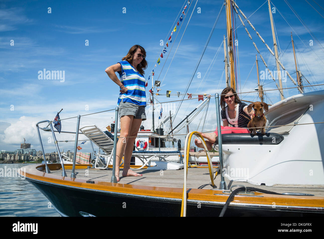 Frauen mit Dackel Hund auf Boot Stockfoto