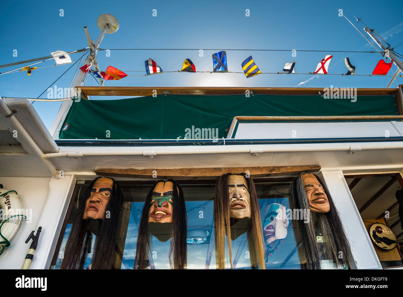 Native Masken anzeigen auf Boot Stockfoto