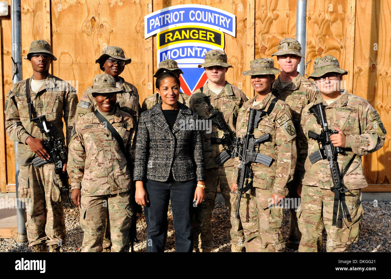 US National Security Adviser Susan Rice posiert mit Soldaten des 4th Brigade Combat Team, 10th Mountain Division bei Forward Operating Base Gamberi 24. November 2013 in Provinz Laghman, Afghanistan. Stockfoto