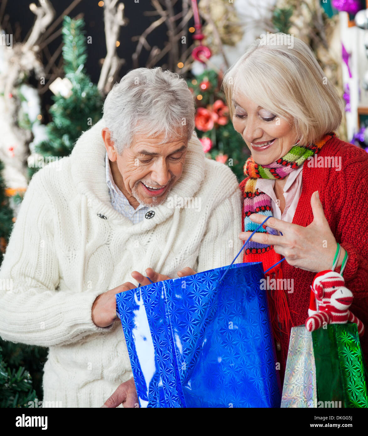 Überrascht paar auf der Suche in Warenkorb Stockfoto