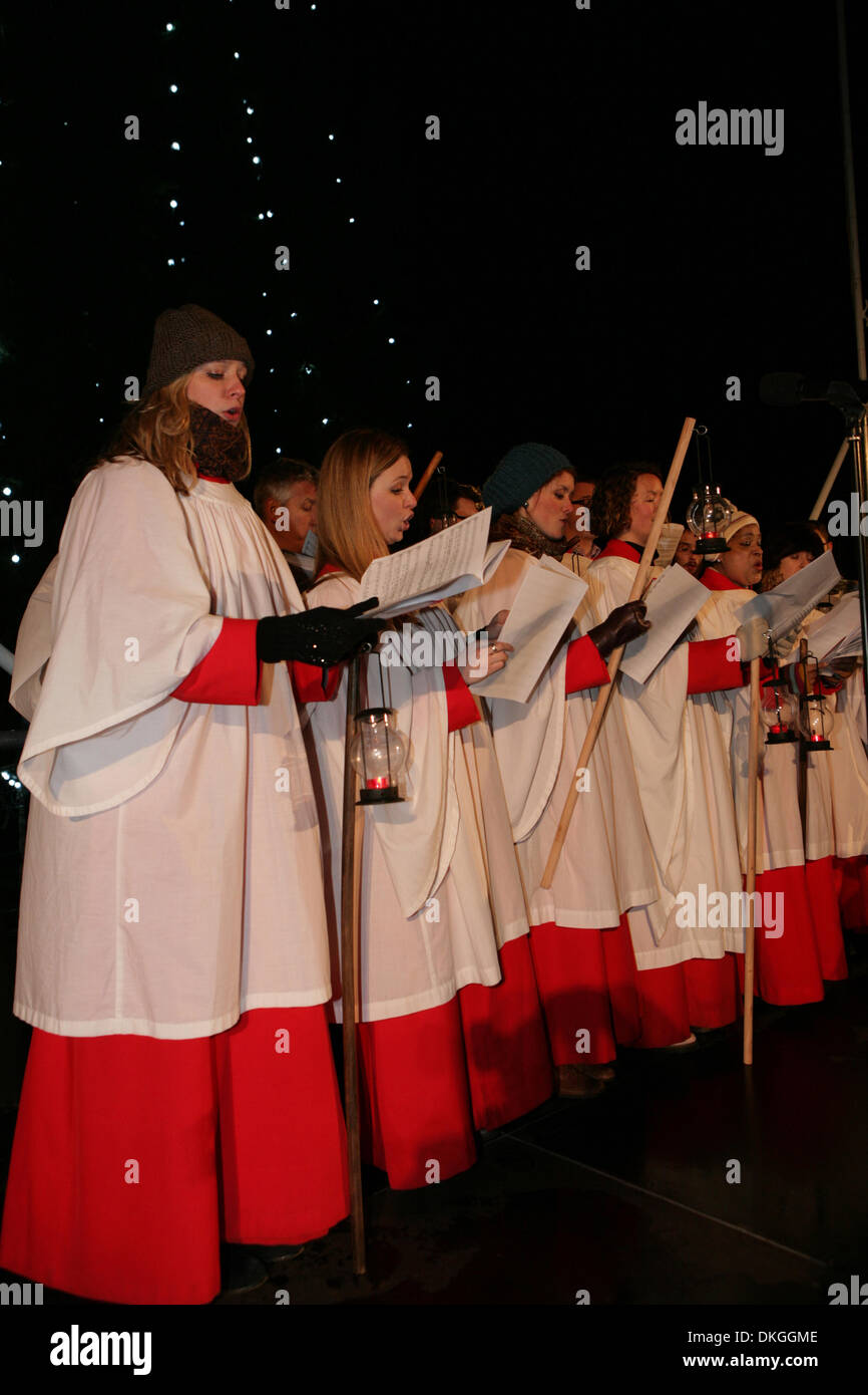 London, UK. 5. Dezember 2013. St. Martin in den Bereichen Chor sang bei der Trafalgar Square Weihnachtsbaum Beleuchtung Zeremonie in London Credit: Keith Larby/Alamy live News Stockfoto