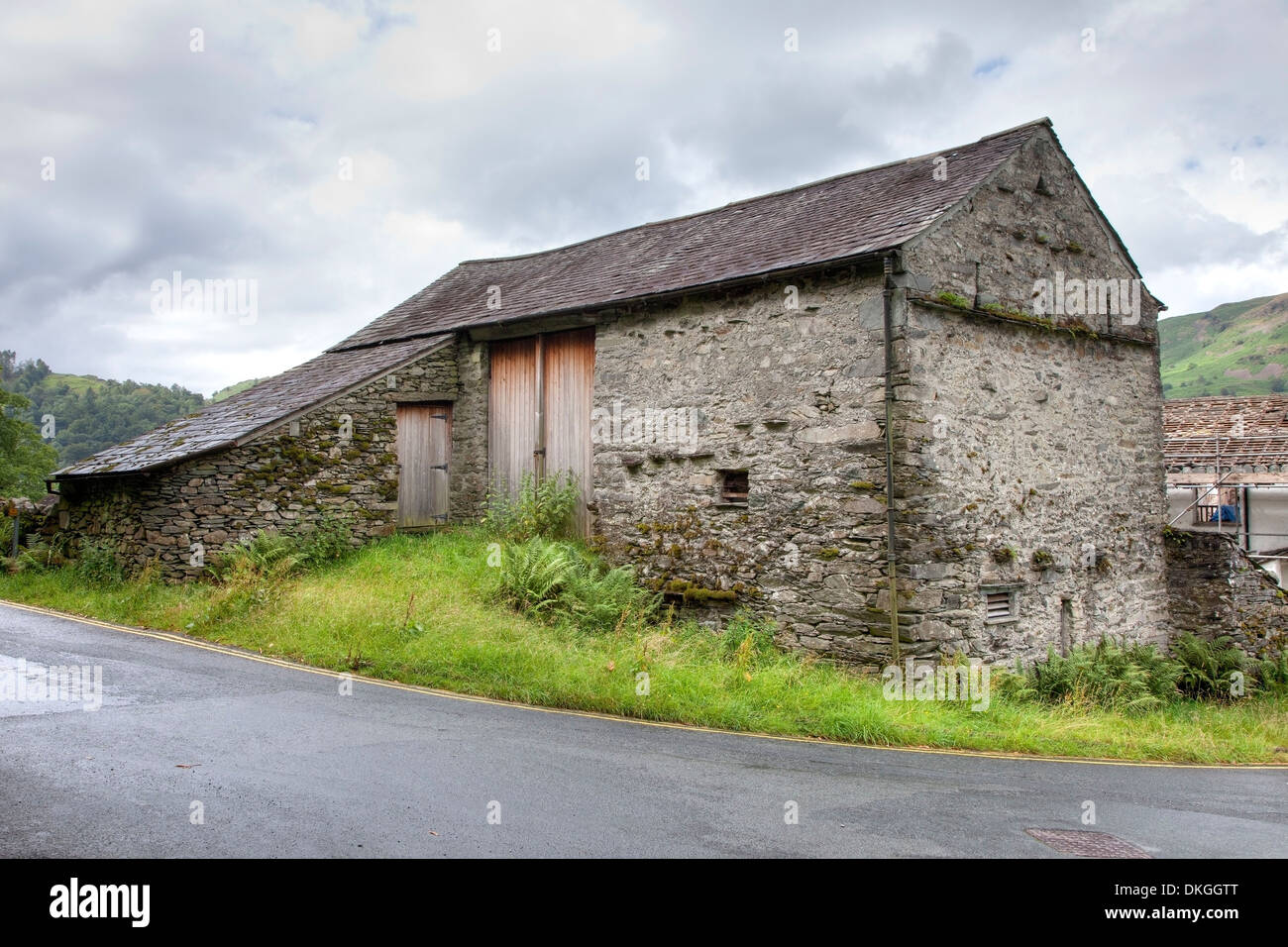 Traditionelle Bank Scheune in der Nähe von Grasmere, Lake District, Cumbria, England. Stockfoto
